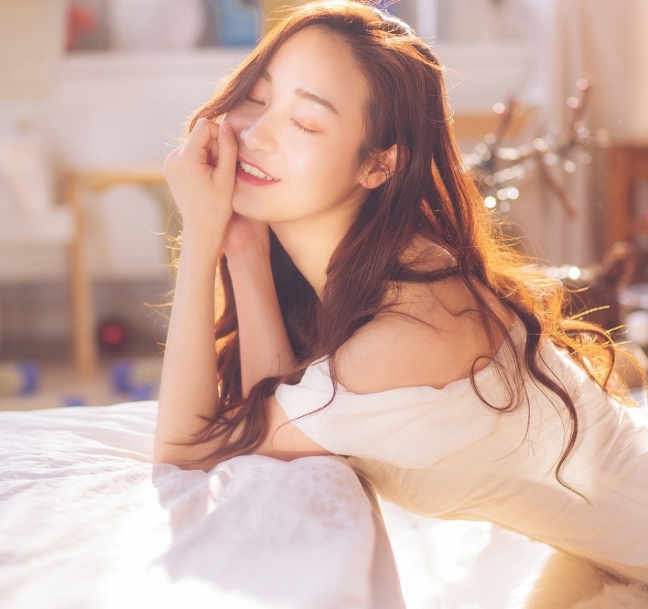 性感火辣御姐香肩吊带私房玉背风情写真图片