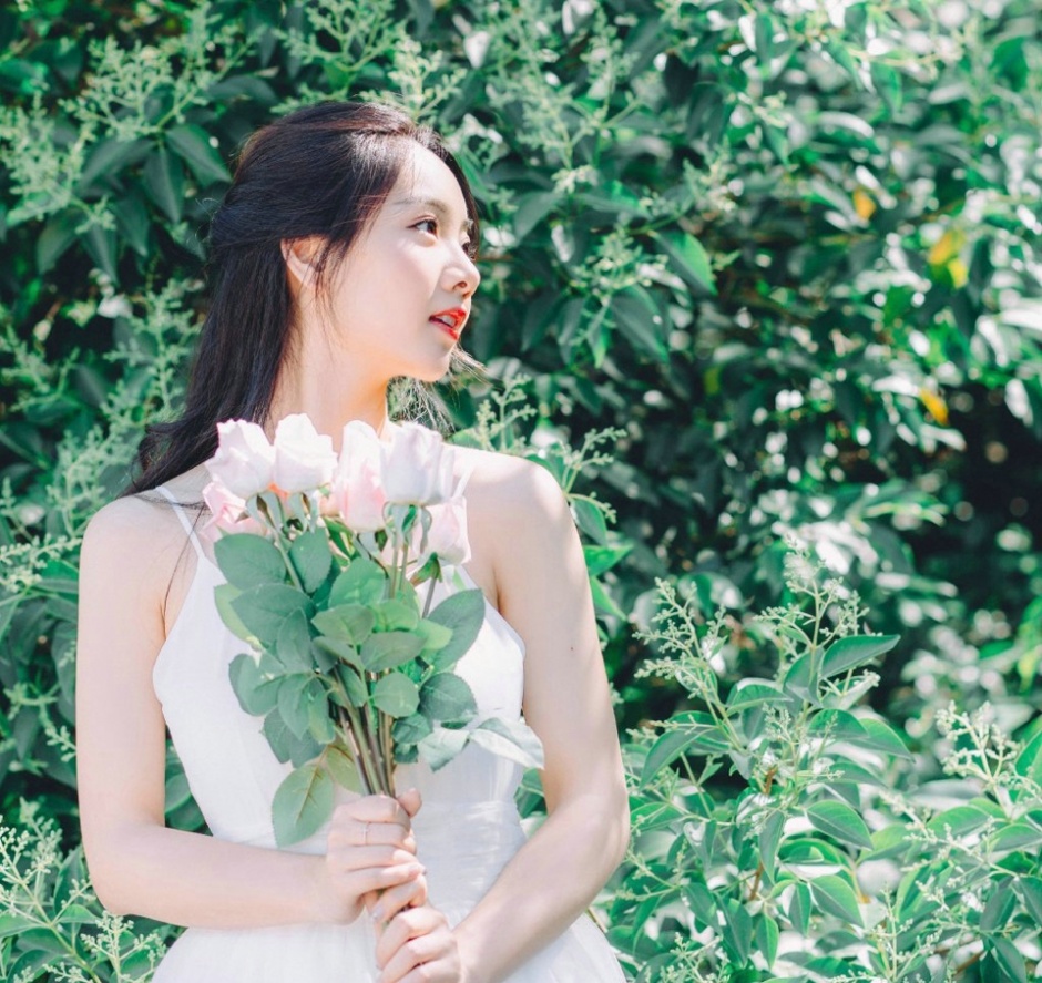 白皙吊带美女性感酥肩玉腿仙气养眼写真