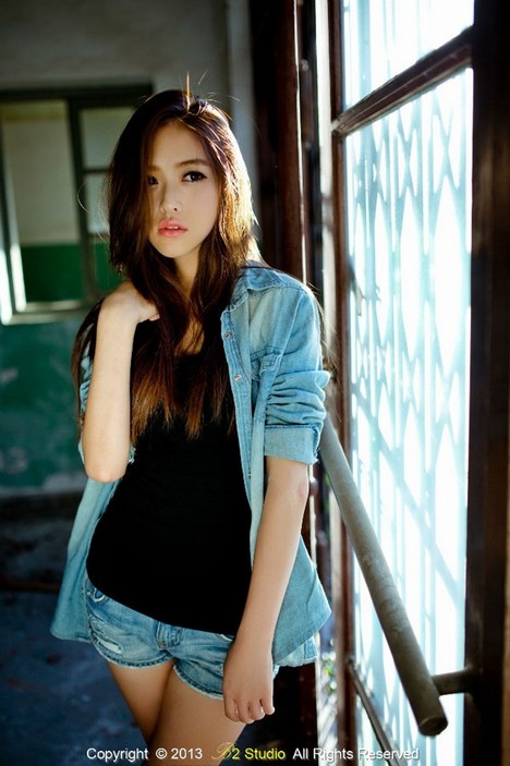 性感长腿美女牛仔热裤个性不羁写真图片