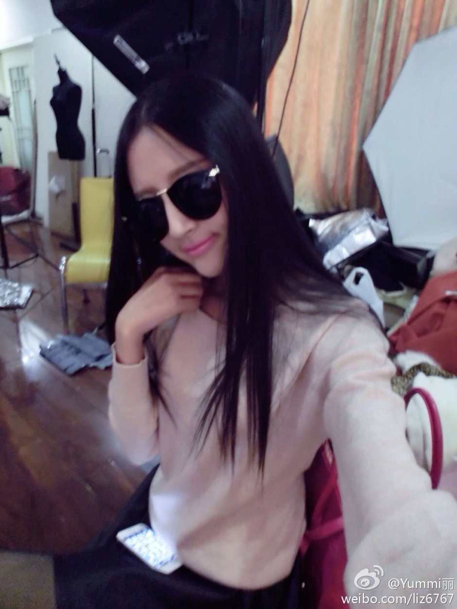 网红长腿美女Yummi丽生活自拍私密照写真