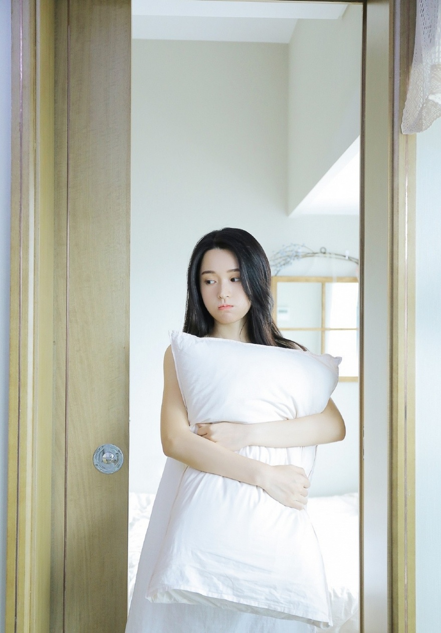 清纯气质吊带睡裙美女肌肤白皙床上诱人写真图片