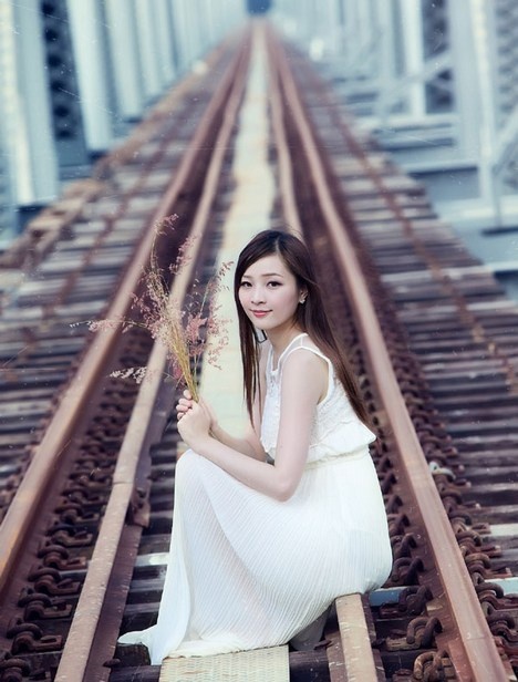 清纯美女铁轨写真肌肤如玉白皙迷人