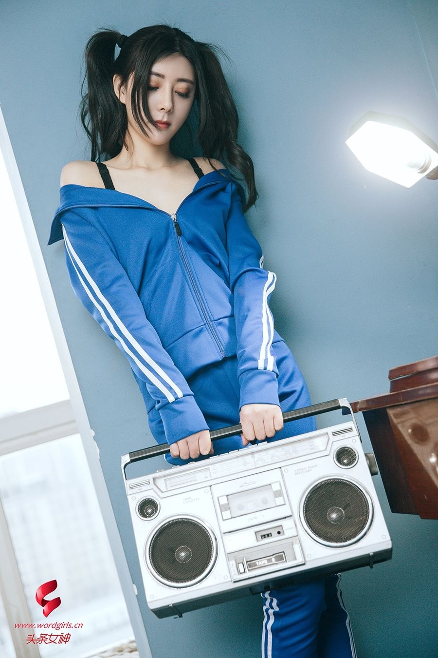 双马尾运动服美女性感酥肩动作抚媚撩人