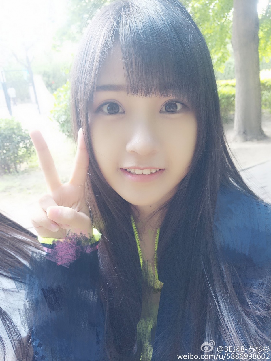 95后清纯大眼萌妹苏杉杉性感小嘴粉唇诱惑