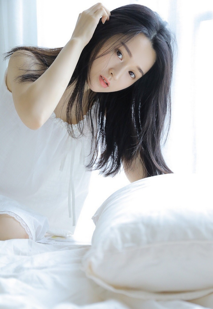 清纯气质吊带睡裙美女肌肤白皙床上诱人写真图片