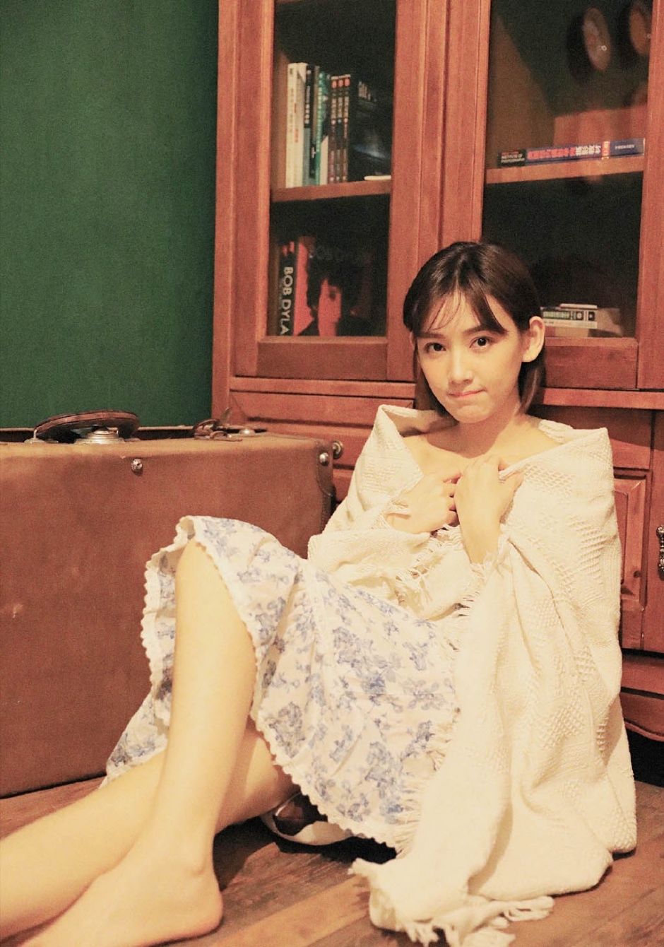 短发美女吊带碎花裙香肩美腿书房图片