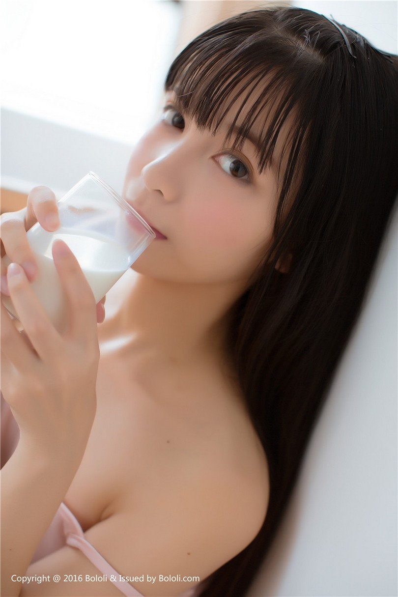 粉嫩萌妹子cn鱼丸居家性感吊带睡衣挑逗写真