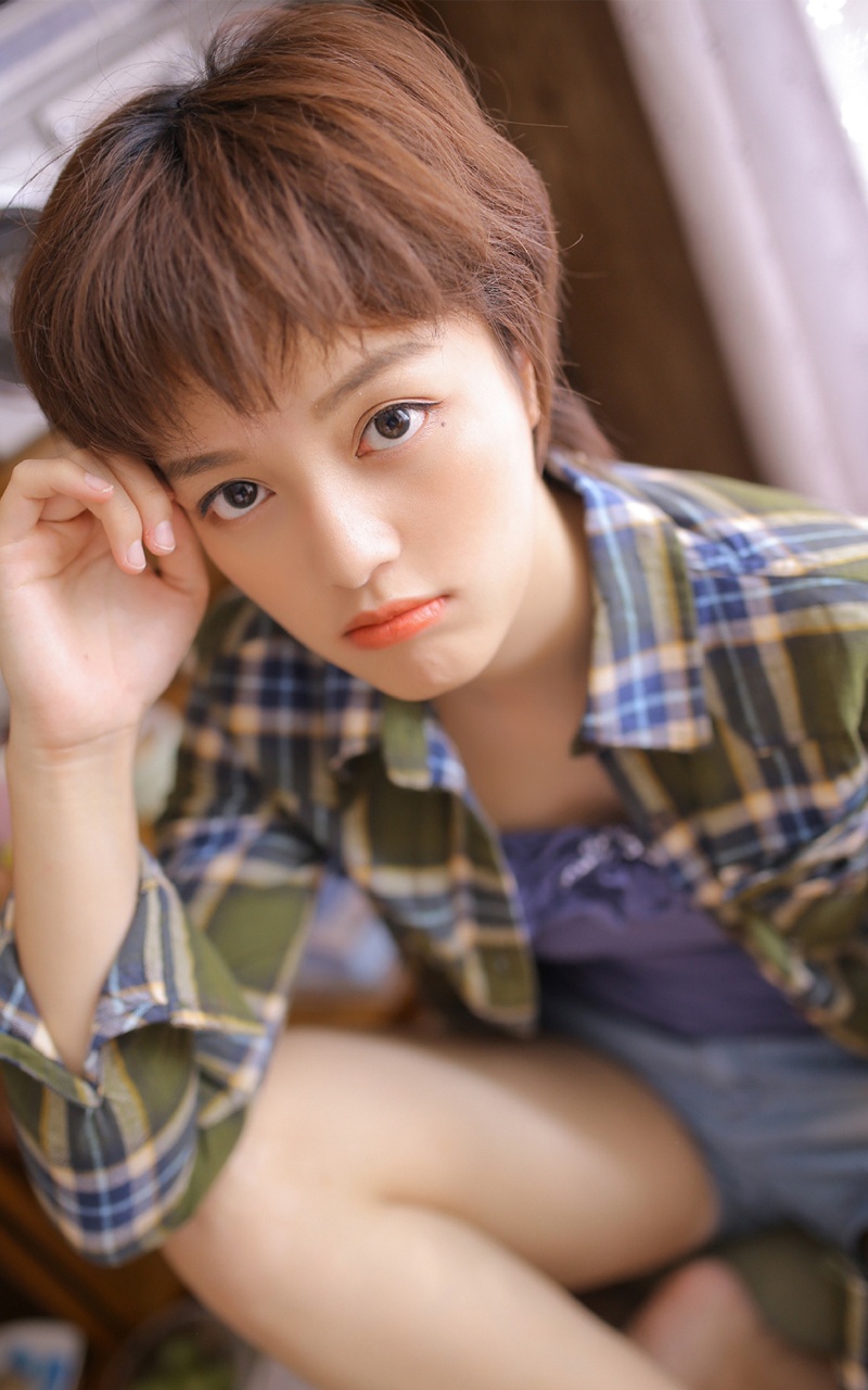 短发美女超短裤细长美腿搞怪卖萌图片