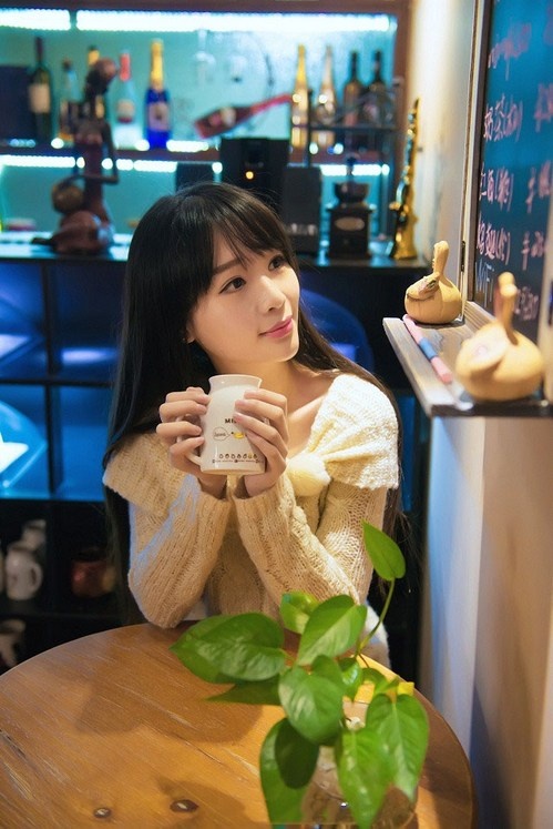 恬静淡然直长发清纯美眉奶茶店休闲美拍