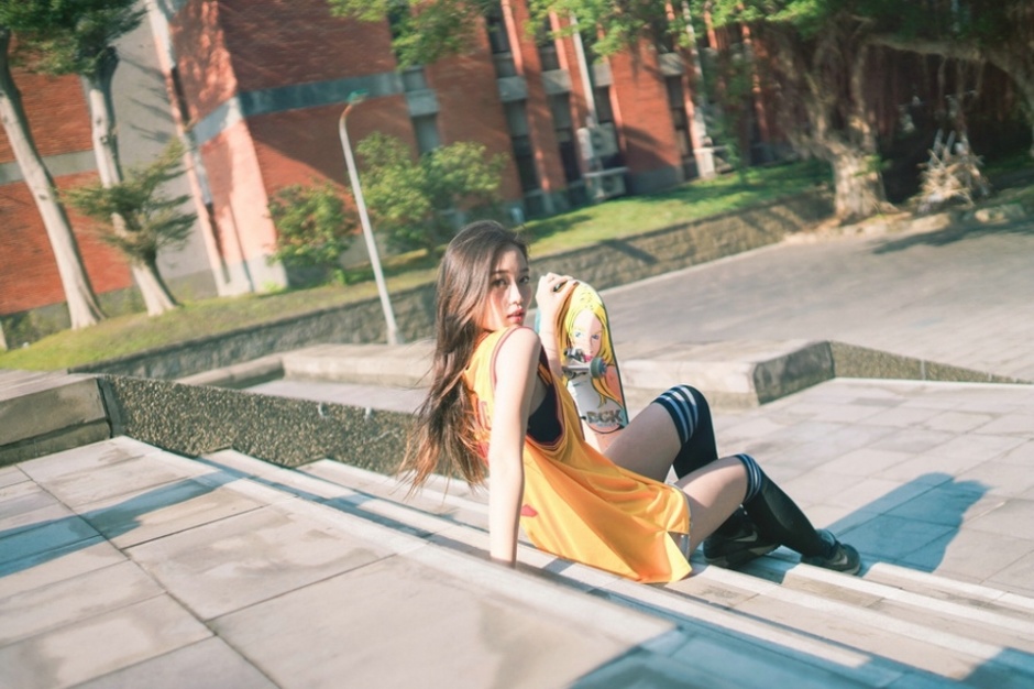 火辣美女校花中袜美腿运动服操场滑板美拍