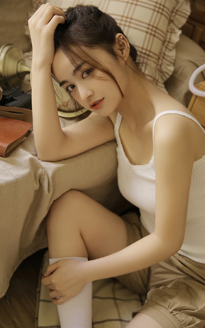麻花辫美女吊带短裤白丝长腿诱惑图片