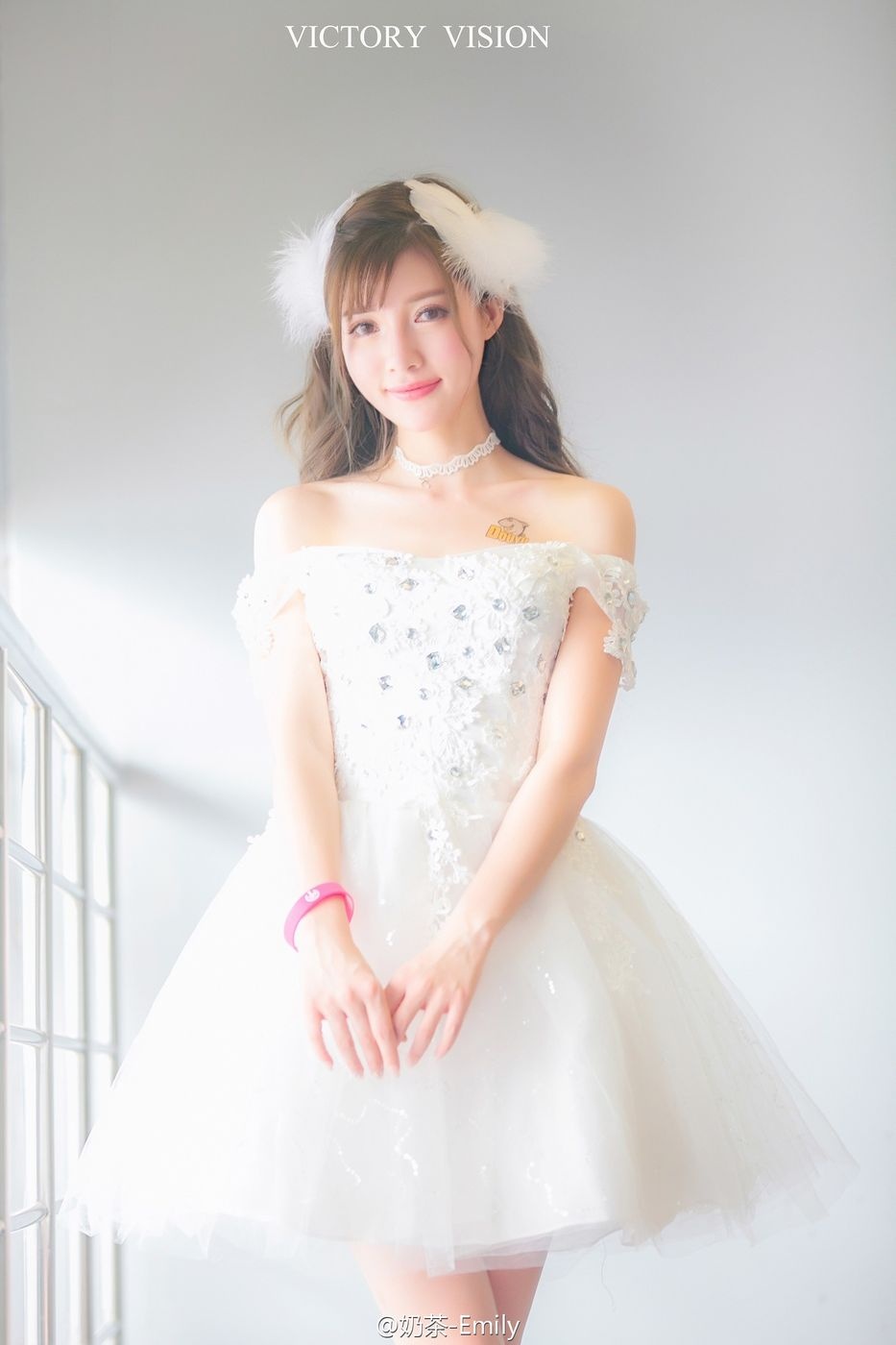 清新美女奶茶Emily千娇百媚性感养眼街拍图片