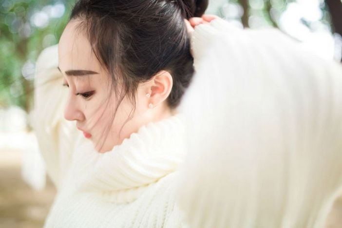 白净秀气大眼00后清纯妹子树林自拍美图