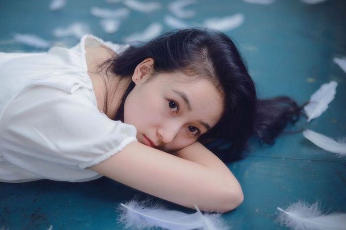 恋上羽毛的吊带白裙女孩唯美写真照