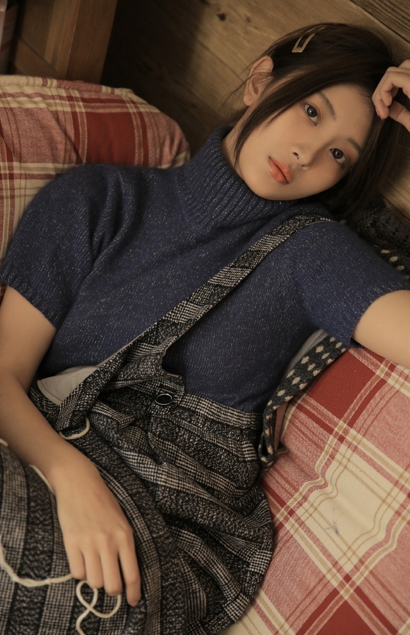 高颜值美女白皙光滑肌肤私房唯美写真图片