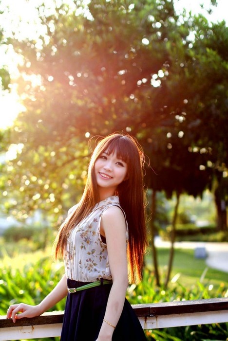 笑容超甜刘海美女户外阳光魅力写真图片
