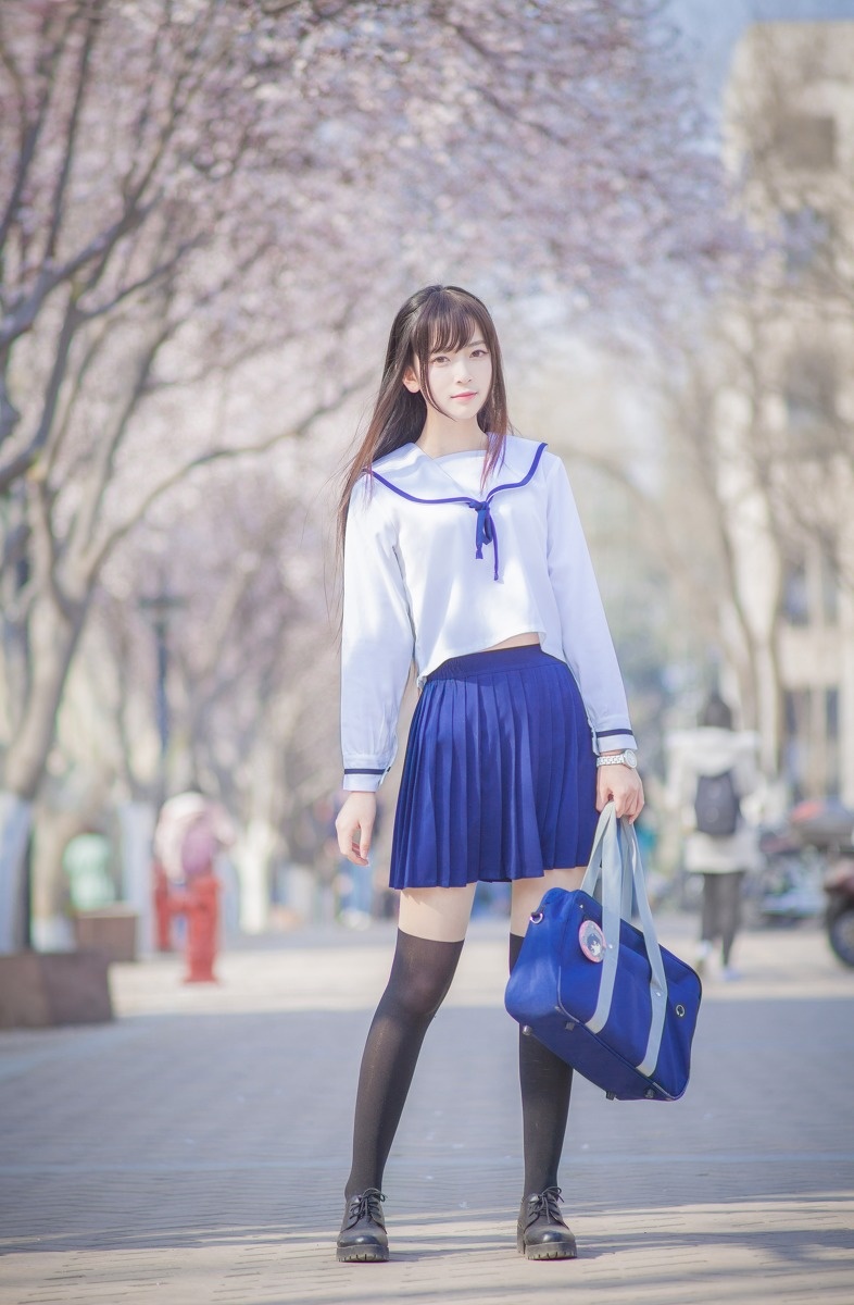 清纯白皙美女校花小露蛮腰性感迷人写真