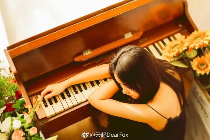 优雅冷艳美女吊带深v礼裙妖娆妩媚图片