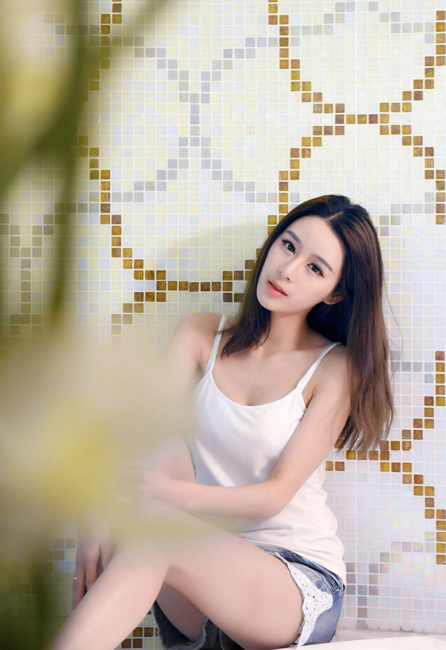 低胸吊带美女气质长发浴室俯身秀乳诱惑