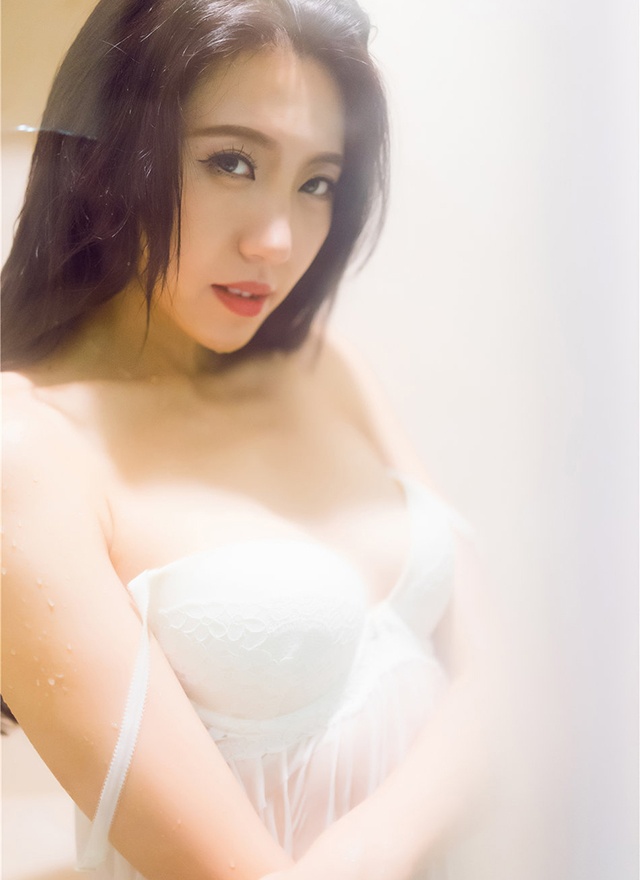 极品女神大熙雪白美腿外露诱人风情万种写真