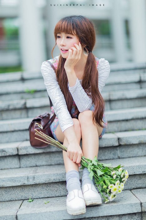 天真烂漫清纯萝莉Loli户外甜笑迷人写真