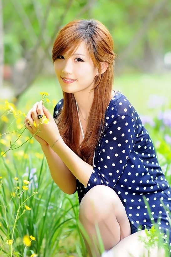 气质养眼冻龄美女户外与油菜花唯美写真