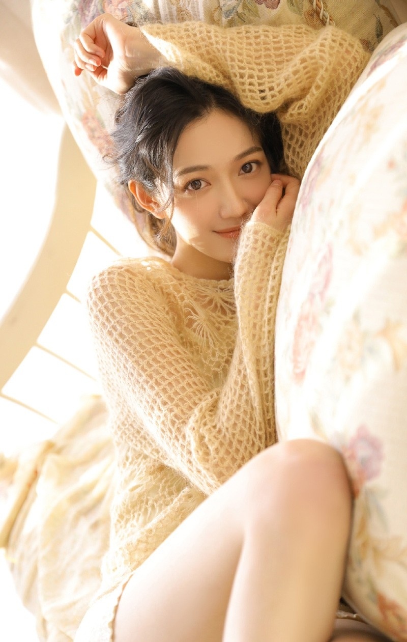 性感香肩混血美女镂空衫美腿真空诱人图片