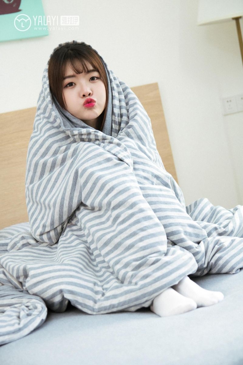 清纯少女阳阳性感白衬衫私房写真照