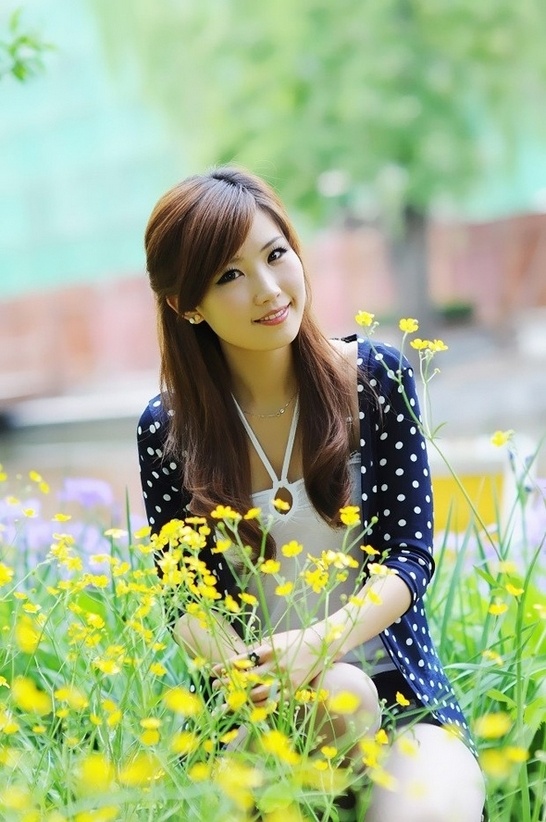 气质养眼冻龄美女户外与油菜花唯美写真