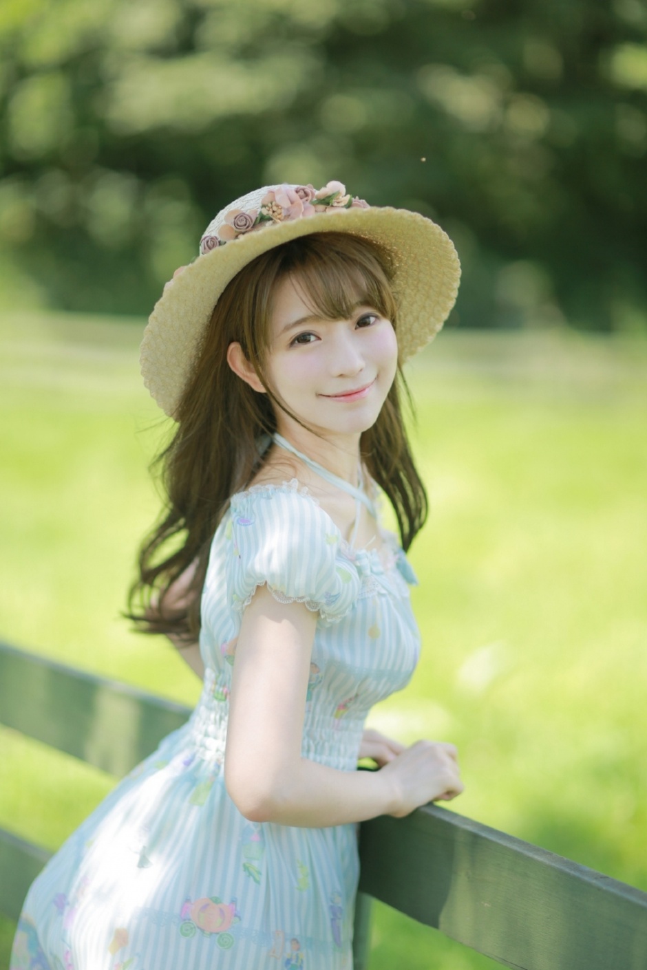 治愈系白嫩美女草原牧场清新迷人写真图片