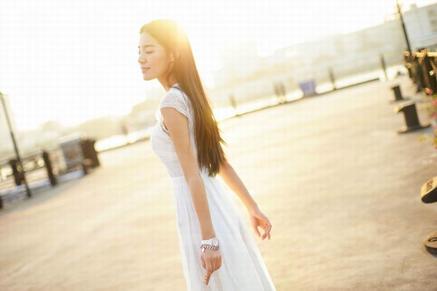 清纯美女赵洁夕阳下白色长裙明艳唯美写真图片