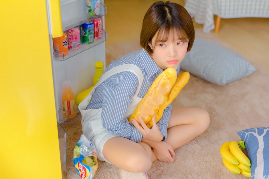 清纯白净短发美女居家甜美写真图片