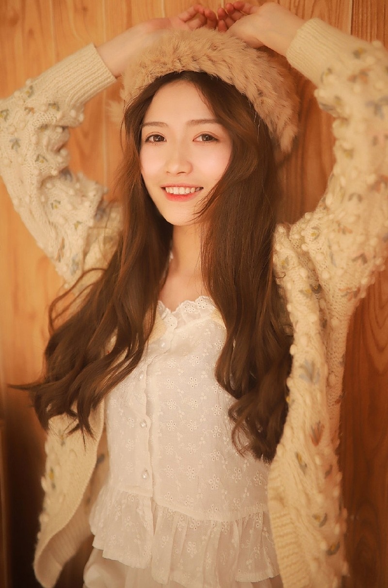 长发雪绒帽美女粉嫩脸蛋居家气质养眼写真图片