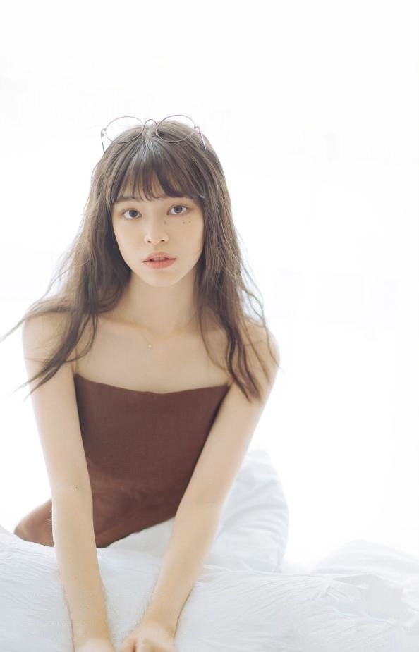 日本素人氧气美女居家空灵诱惑走光写真图片