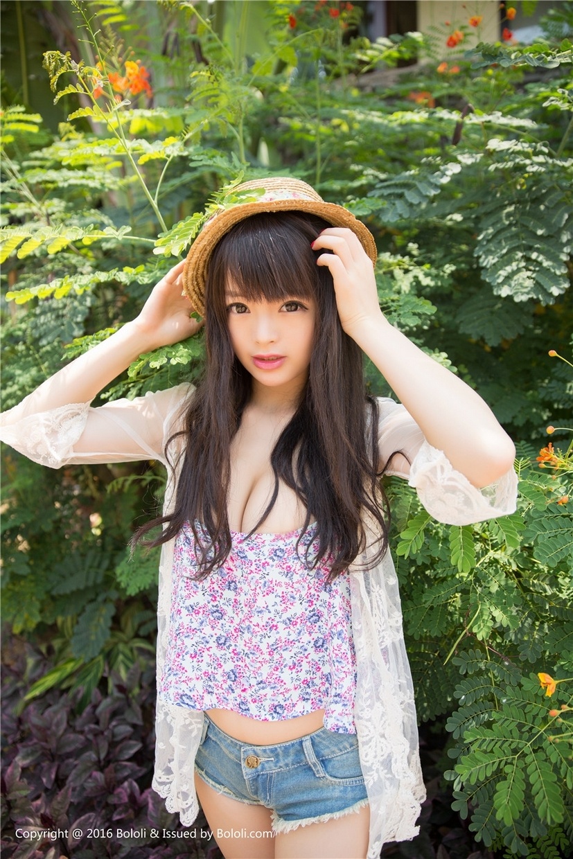 童颜巨乳大软妹李玲性感深沟吊带美腿户外诱人写真