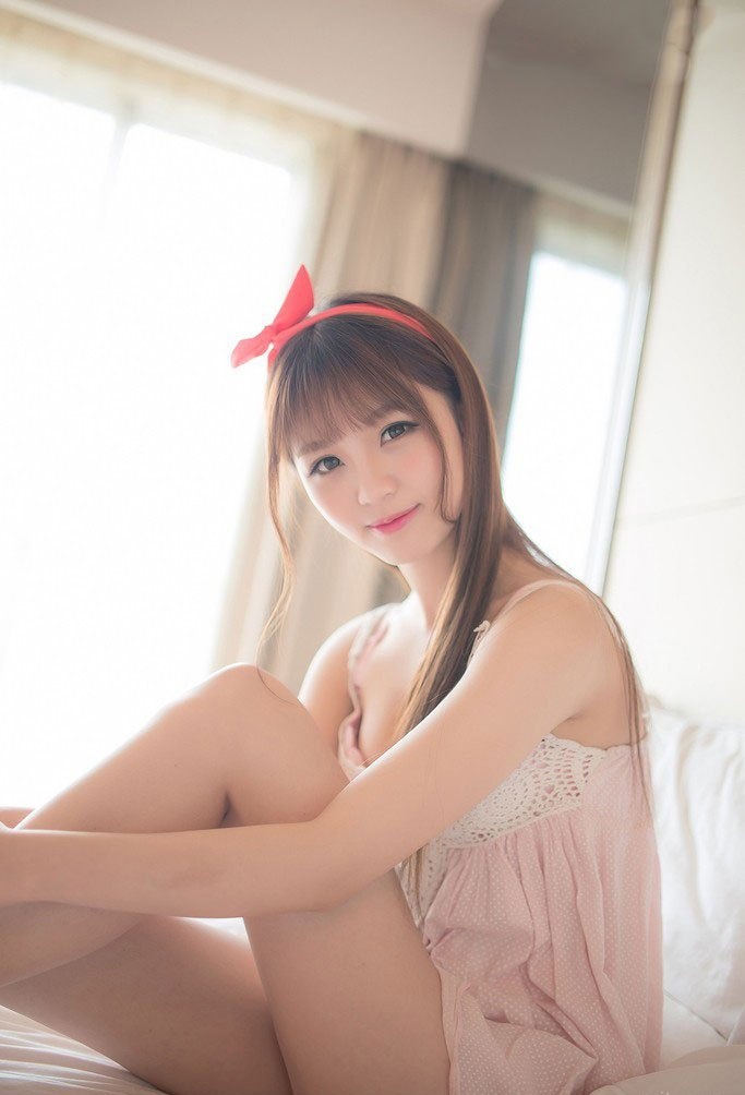 性感吊带美女酥胸睡裙电眼迷人写真图片