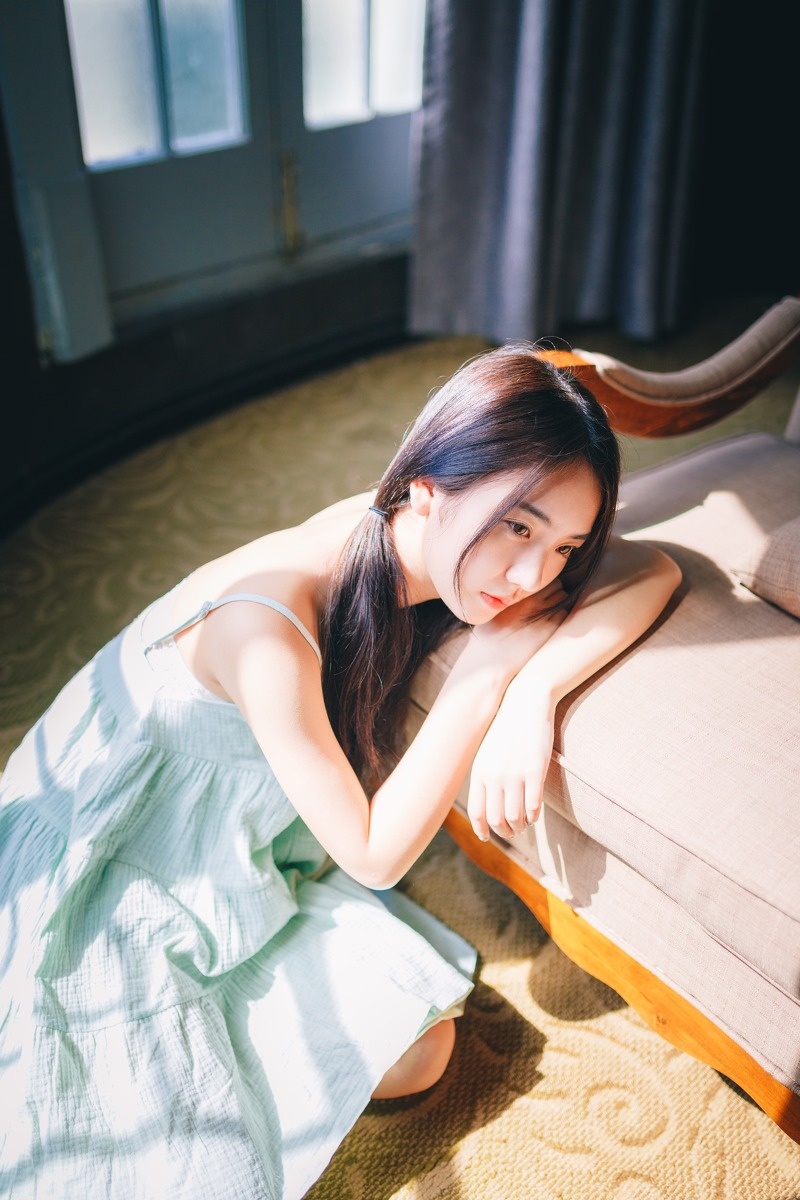 清纯吊带美女唇红齿白居家养眼写真