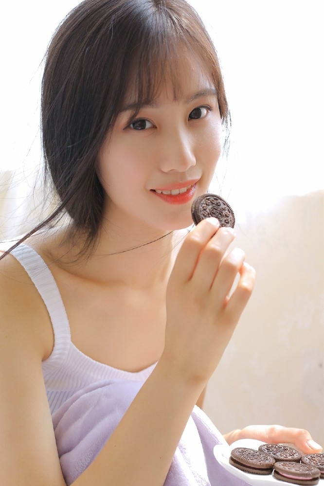 明眸皓齿小美女私房吊带香肩小露酥胸写真图片