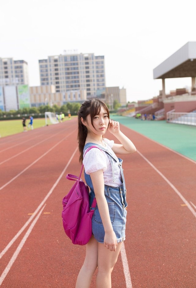 校园清纯学生妹呆萌养眼写真图片