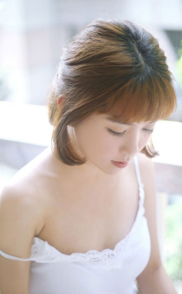 性感短发美女蕾丝肩带滑落白胸诱人图片