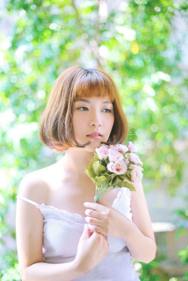 性感短发美女蕾丝肩带滑落白胸诱人图片