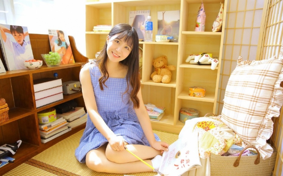 白皙美女萝莉长发披肩露齿甜笑居家图片