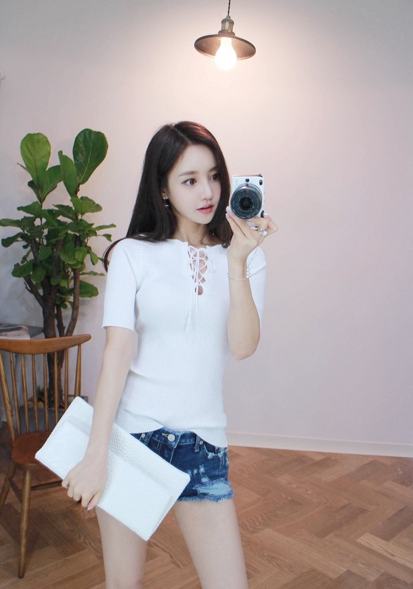 人气美女百变时尚化妆镜前诱人自拍秀美腿