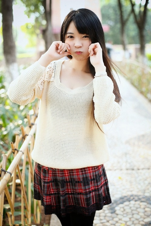 清纯白皙大眼美女缕空毛衣公园气质写真
