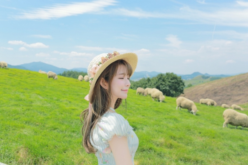 治愈系白嫩美女草原牧场清新迷人写真图片