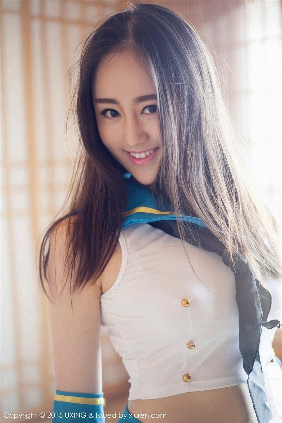 90后大美女王朝朝性感制服甜笑迷人写真图片