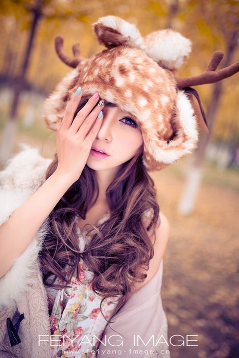 卷发羊毛衣御姐高贵气质深秋枫林美腿写真图片