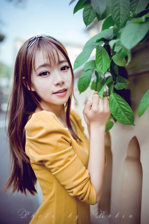 90后高颜值美女黄色短裙户外唯美写真图片