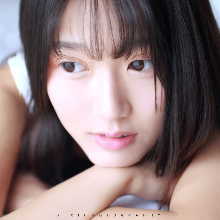 水嫩肌肤美女性感背心床上露胸诱惑