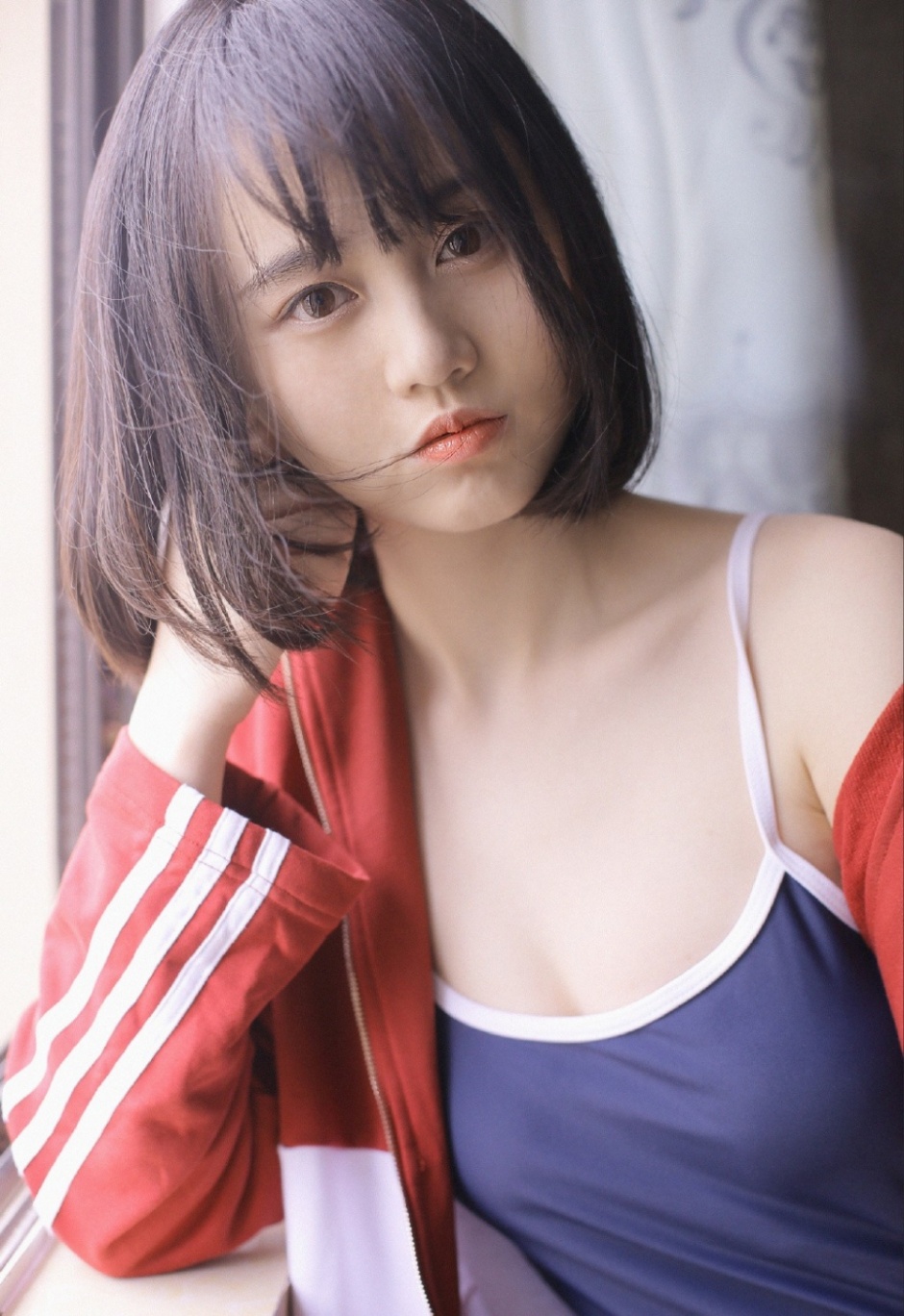 白嫩水灵少女美腿裸足日式泳衣性感写真